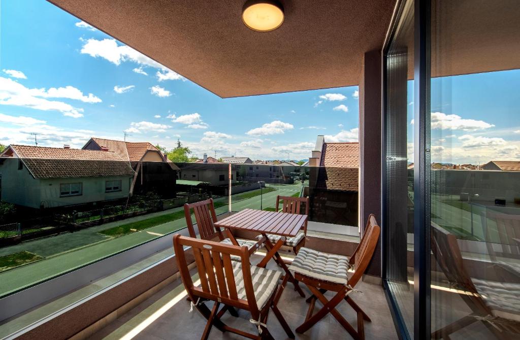 Pogled s terase apartmana na krovove i zelenilo Varaždina